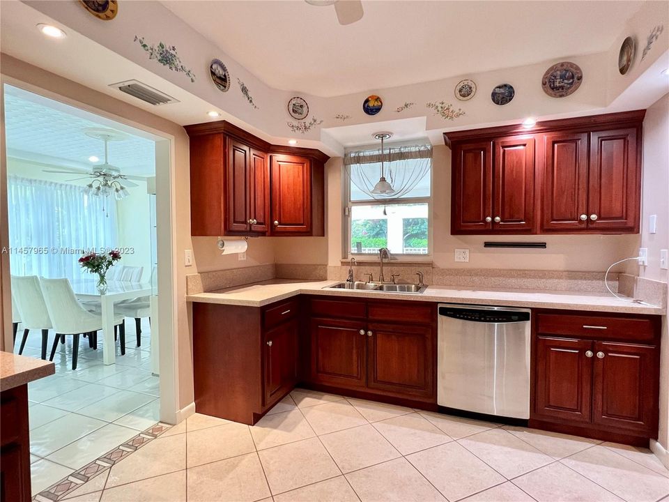 Vendido Recientemente: $1,450,000 (3 camas, 3 baños, 2801 Pies cuadrados)