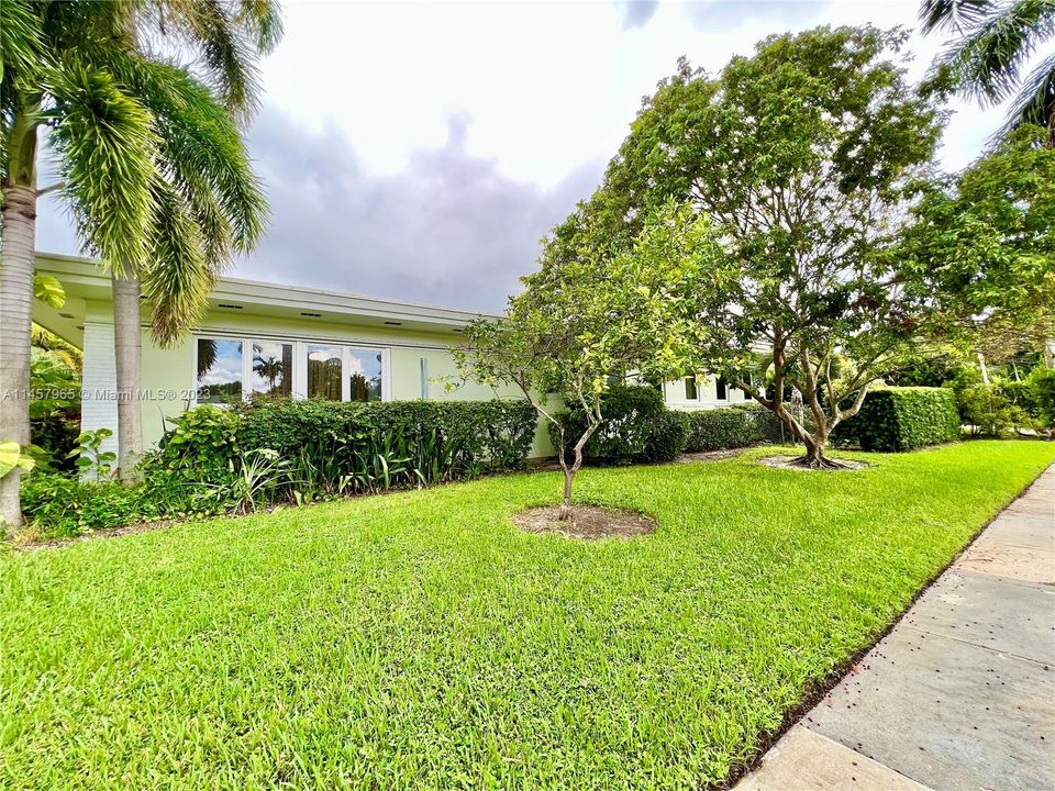 Vendido Recientemente: $1,450,000 (3 camas, 3 baños, 2801 Pies cuadrados)