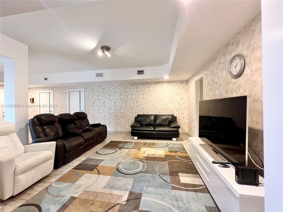 Vendido Recientemente: $1,450,000 (3 camas, 3 baños, 2801 Pies cuadrados)