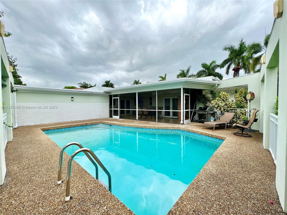 Vendido Recientemente: $1,450,000 (3 camas, 3 baños, 2801 Pies cuadrados)