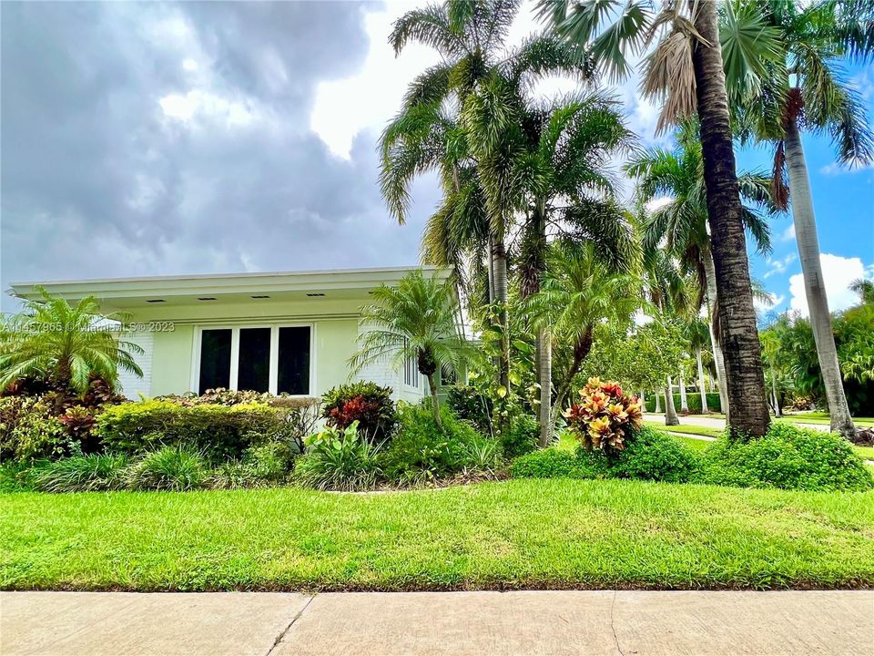 Vendido Recientemente: $1,450,000 (3 camas, 3 baños, 2801 Pies cuadrados)