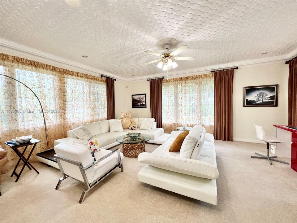 Vendido Recientemente: $1,450,000 (3 camas, 3 baños, 2801 Pies cuadrados)