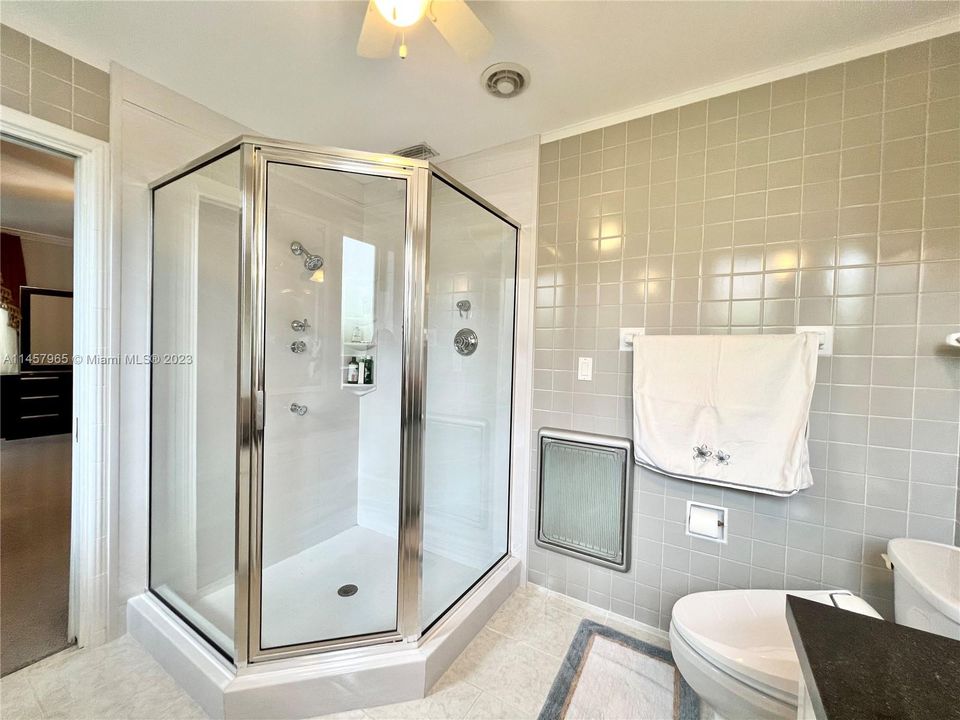 Vendido Recientemente: $1,450,000 (3 camas, 3 baños, 2801 Pies cuadrados)