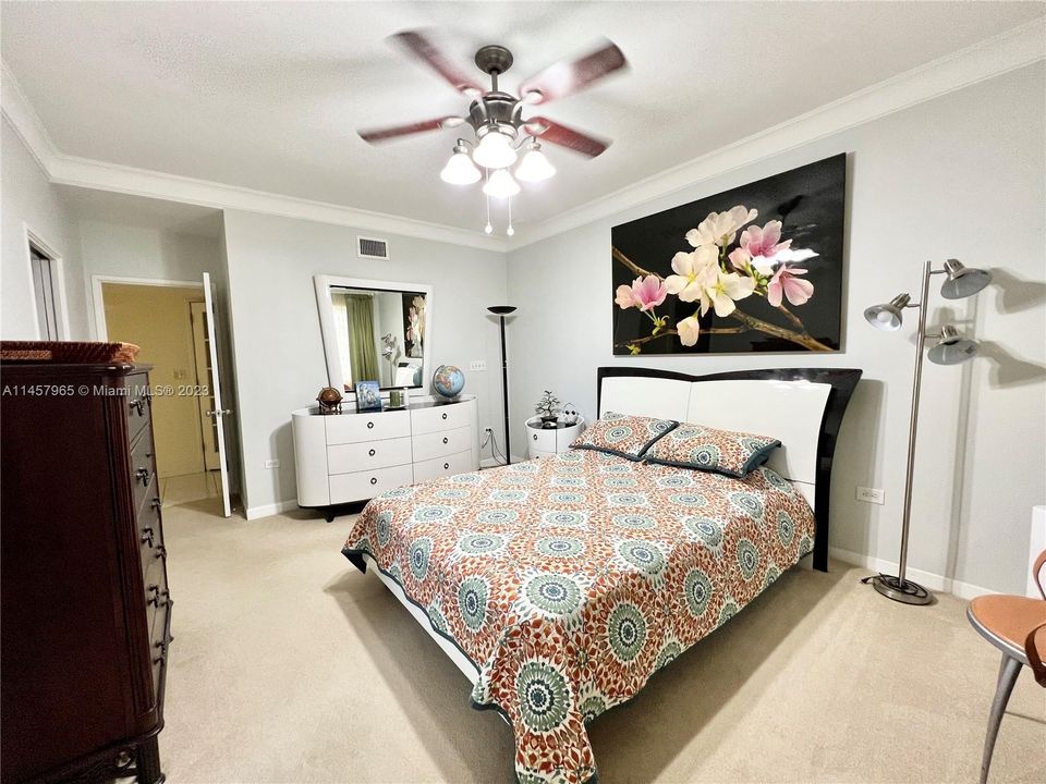 Vendido Recientemente: $1,450,000 (3 camas, 3 baños, 2801 Pies cuadrados)