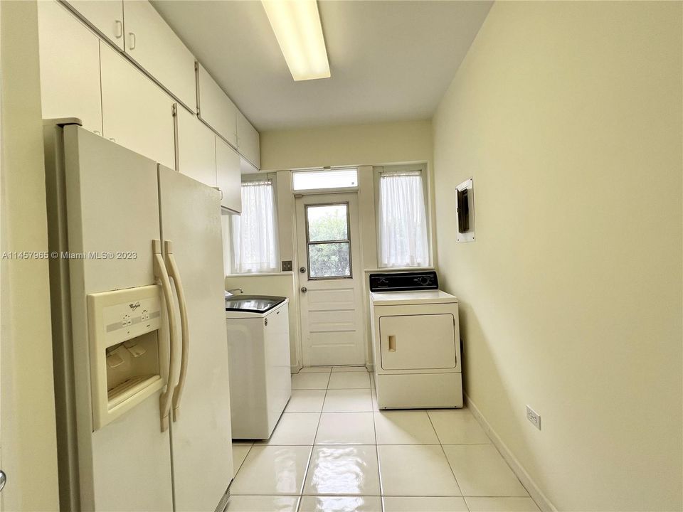 Vendido Recientemente: $1,450,000 (3 camas, 3 baños, 2801 Pies cuadrados)