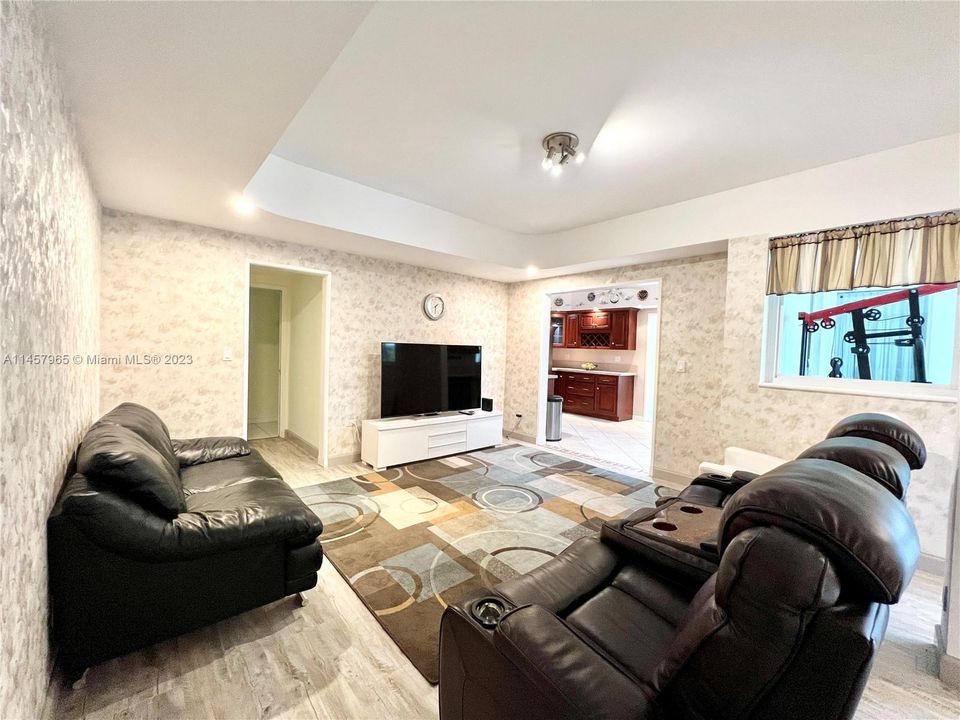 Vendido Recientemente: $1,450,000 (3 camas, 3 baños, 2801 Pies cuadrados)