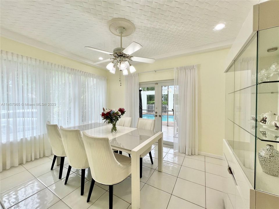 Vendido Recientemente: $1,450,000 (3 camas, 3 baños, 2801 Pies cuadrados)