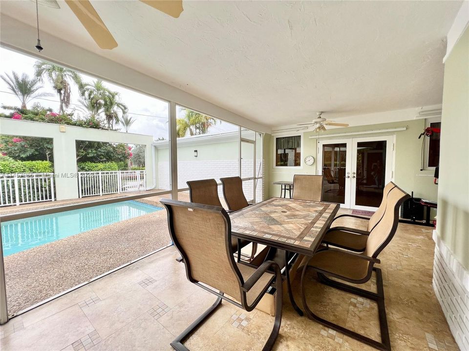 Vendido Recientemente: $1,450,000 (3 camas, 3 baños, 2801 Pies cuadrados)