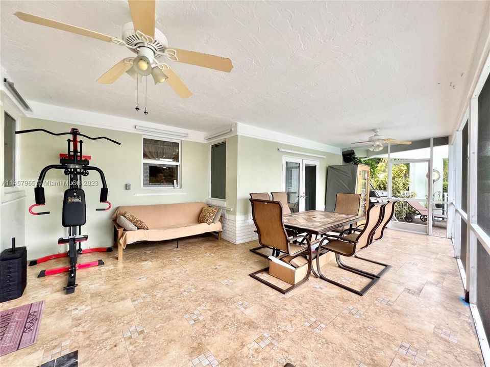 Vendido Recientemente: $1,450,000 (3 camas, 3 baños, 2801 Pies cuadrados)