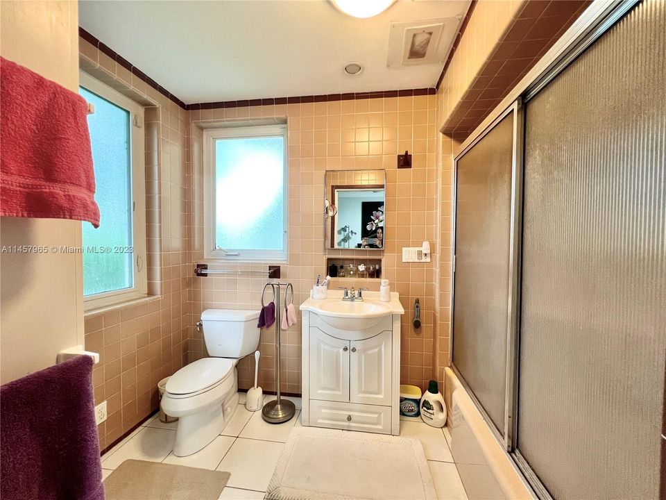 Vendido Recientemente: $1,450,000 (3 camas, 3 baños, 2801 Pies cuadrados)