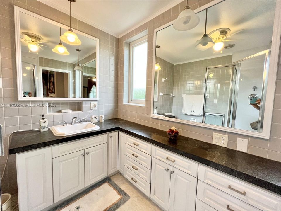 Vendido Recientemente: $1,450,000 (3 camas, 3 baños, 2801 Pies cuadrados)