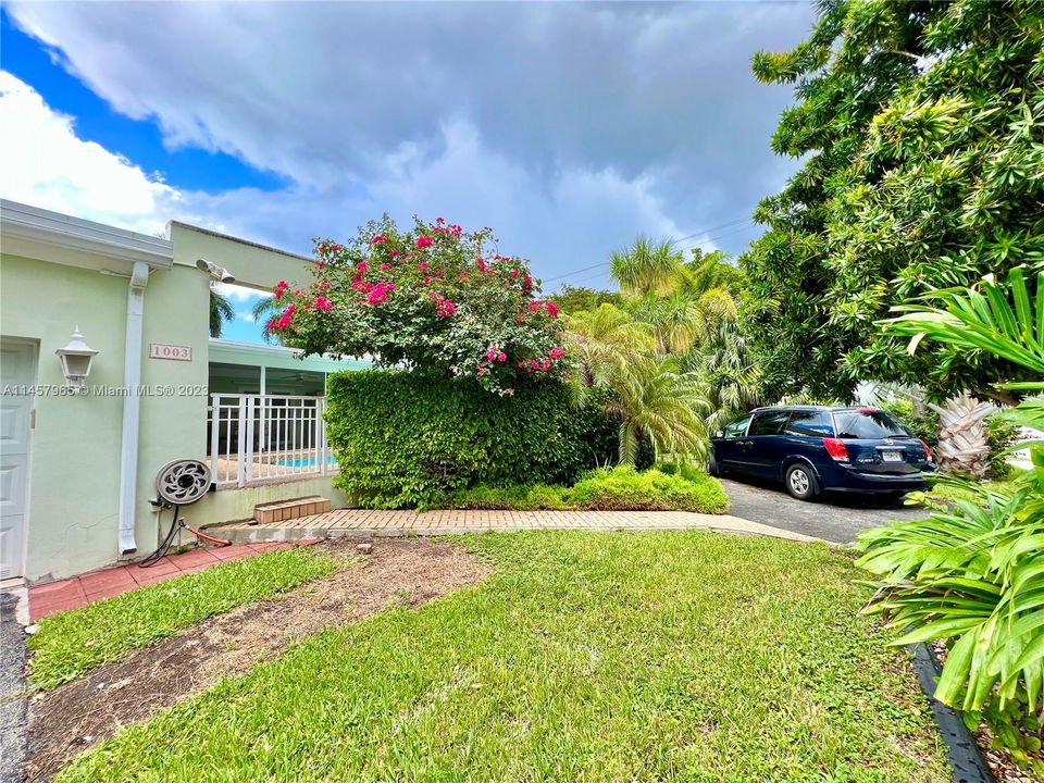 Vendido Recientemente: $1,450,000 (3 camas, 3 baños, 2801 Pies cuadrados)