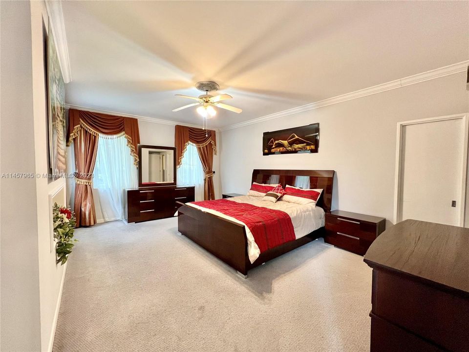 Vendido Recientemente: $1,450,000 (3 camas, 3 baños, 2801 Pies cuadrados)