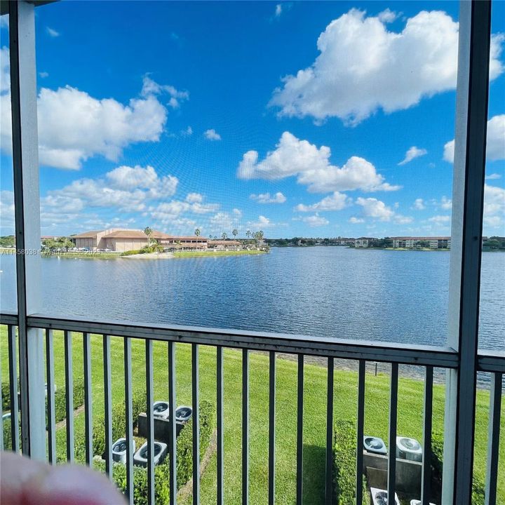 Recently Rented: $1,800 (2 beds, 2 baths, 1040 Square Feet)