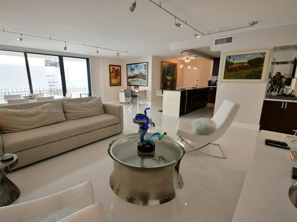 Recently Sold: $800,000 (2 beds, 2 baths, 1415 Square Feet)