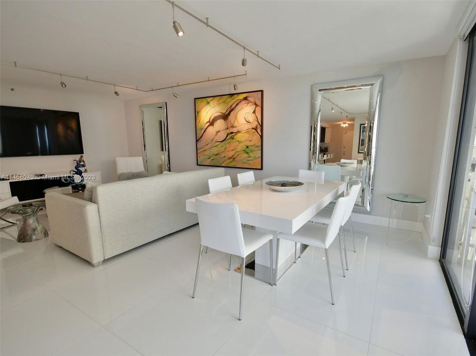 Recently Sold: $800,000 (2 beds, 2 baths, 1415 Square Feet)