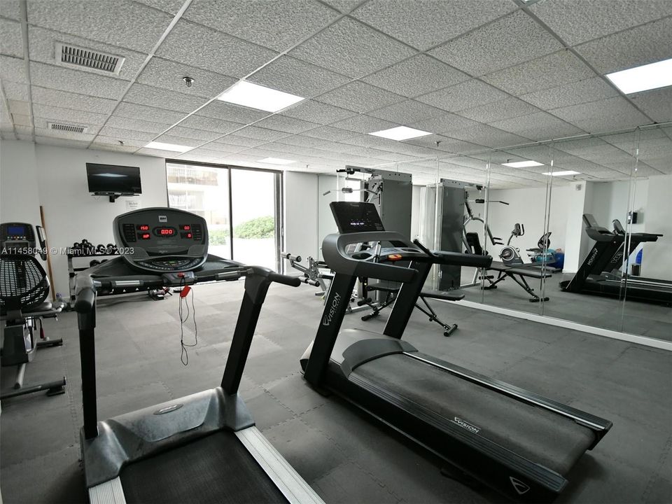 Recently Sold: $800,000 (2 beds, 2 baths, 1415 Square Feet)