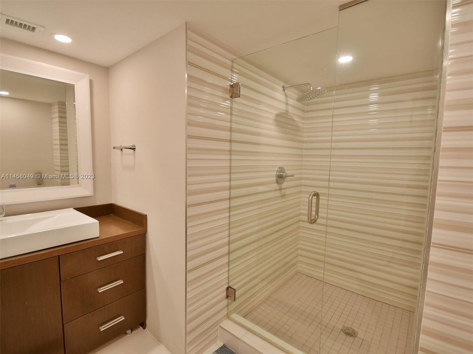 Recently Sold: $800,000 (2 beds, 2 baths, 1415 Square Feet)