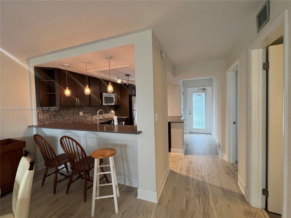 Vendido Recientemente: $599,000 (2 camas, 2 baños, 1100 Pies cuadrados)