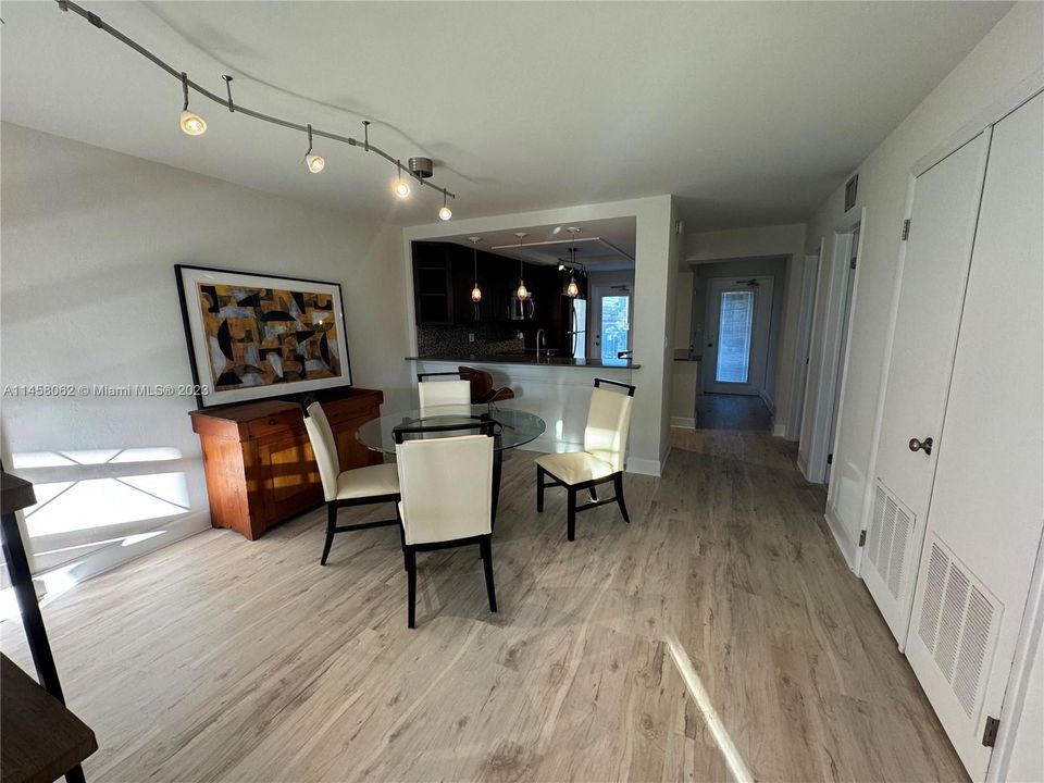 Vendido Recientemente: $599,000 (2 camas, 2 baños, 1100 Pies cuadrados)