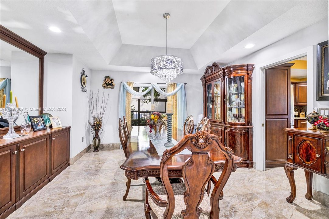 En Venta: $1,449,000 (5 camas, 3 baños, 3779 Pies cuadrados)