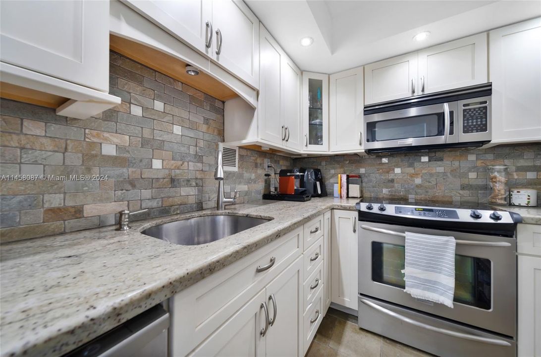 For Sale: $590,000 (1 beds, 1 baths, 990 Square Feet)