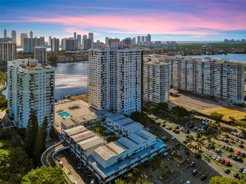 Vendido Recientemente: $355,000 (2 camas, 2 baños, 1268 Pies cuadrados)