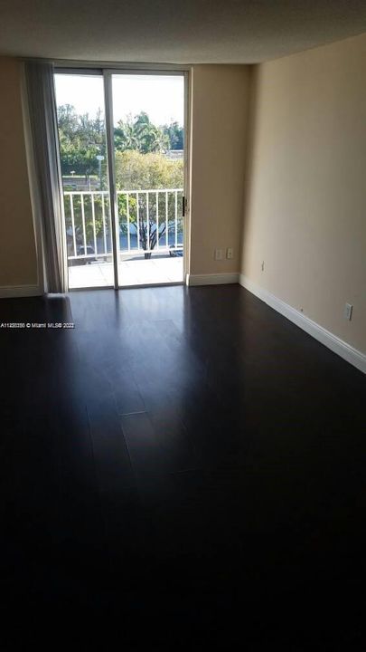 Recently Sold: $144,000 (1 beds, 1 baths, 842 Square Feet)