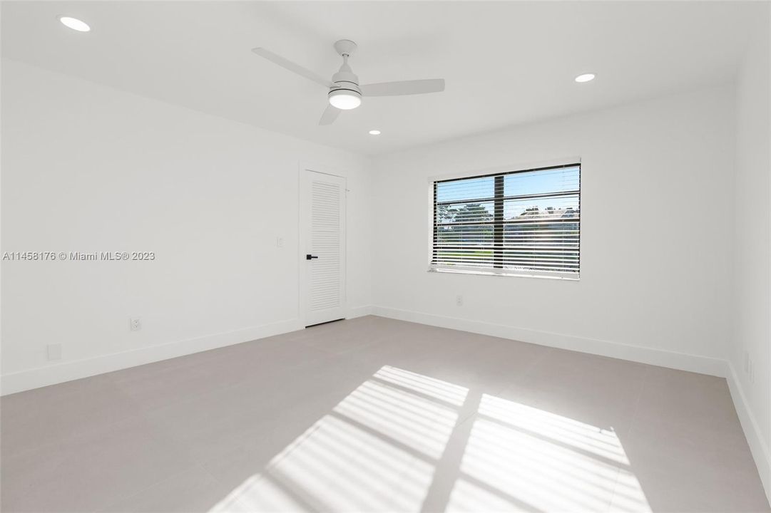 Недавно продано: $399,000 (2 спален, 2 ванн, 1216 Квадратных фут)