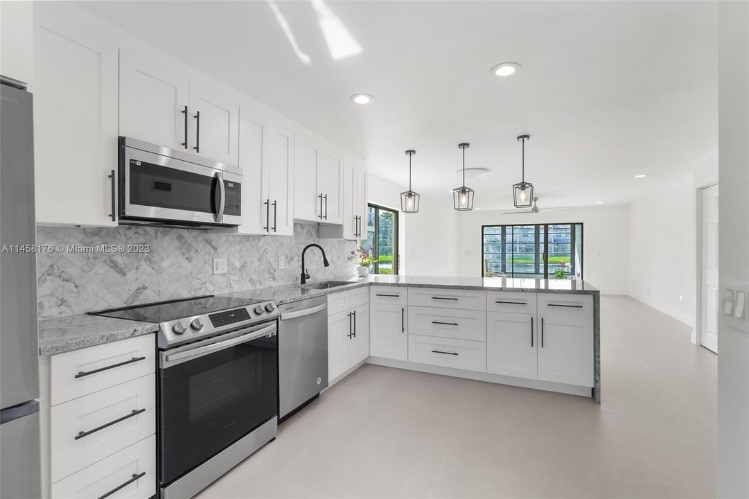 Недавно продано: $399,000 (2 спален, 2 ванн, 1216 Квадратных фут)