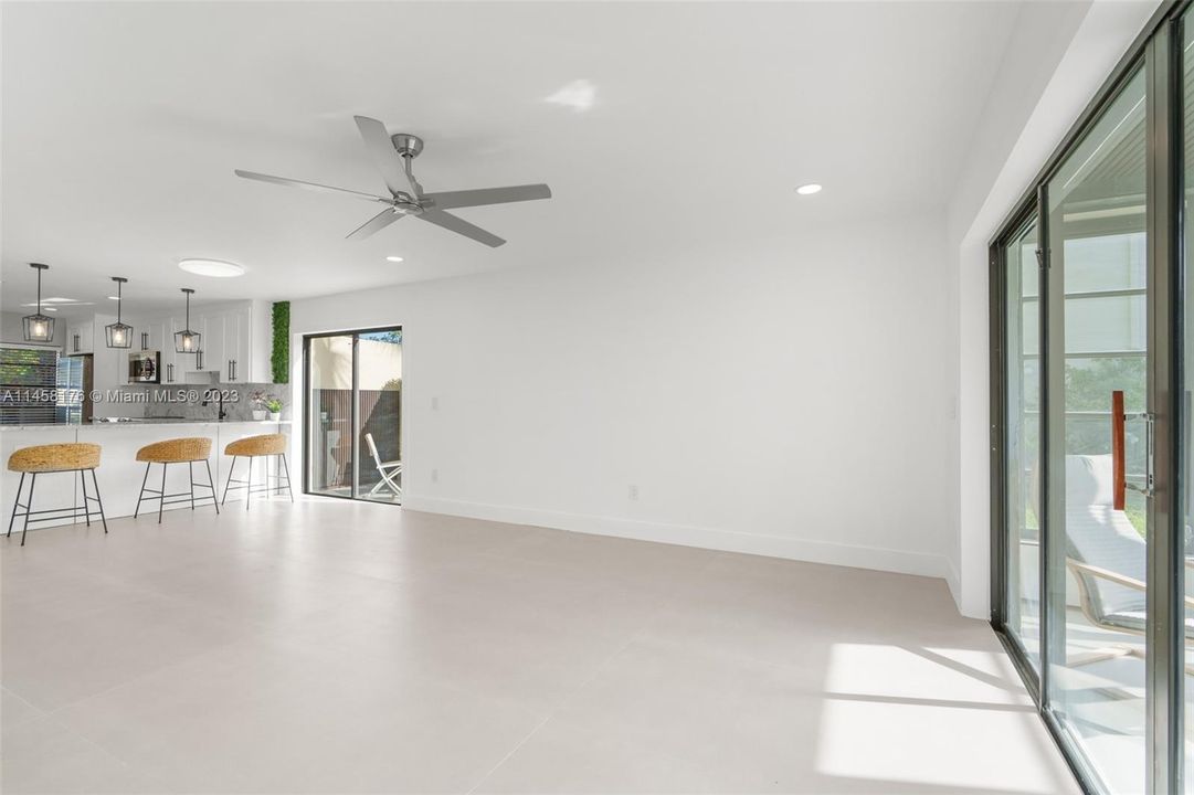 Недавно продано: $399,000 (2 спален, 2 ванн, 1216 Квадратных фут)