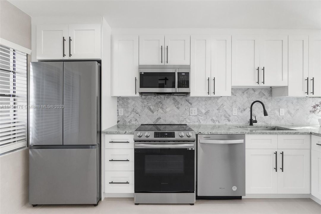 Недавно продано: $399,000 (2 спален, 2 ванн, 1216 Квадратных фут)