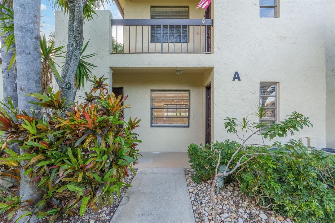 Недавно продано: $399,000 (2 спален, 2 ванн, 1216 Квадратных фут)