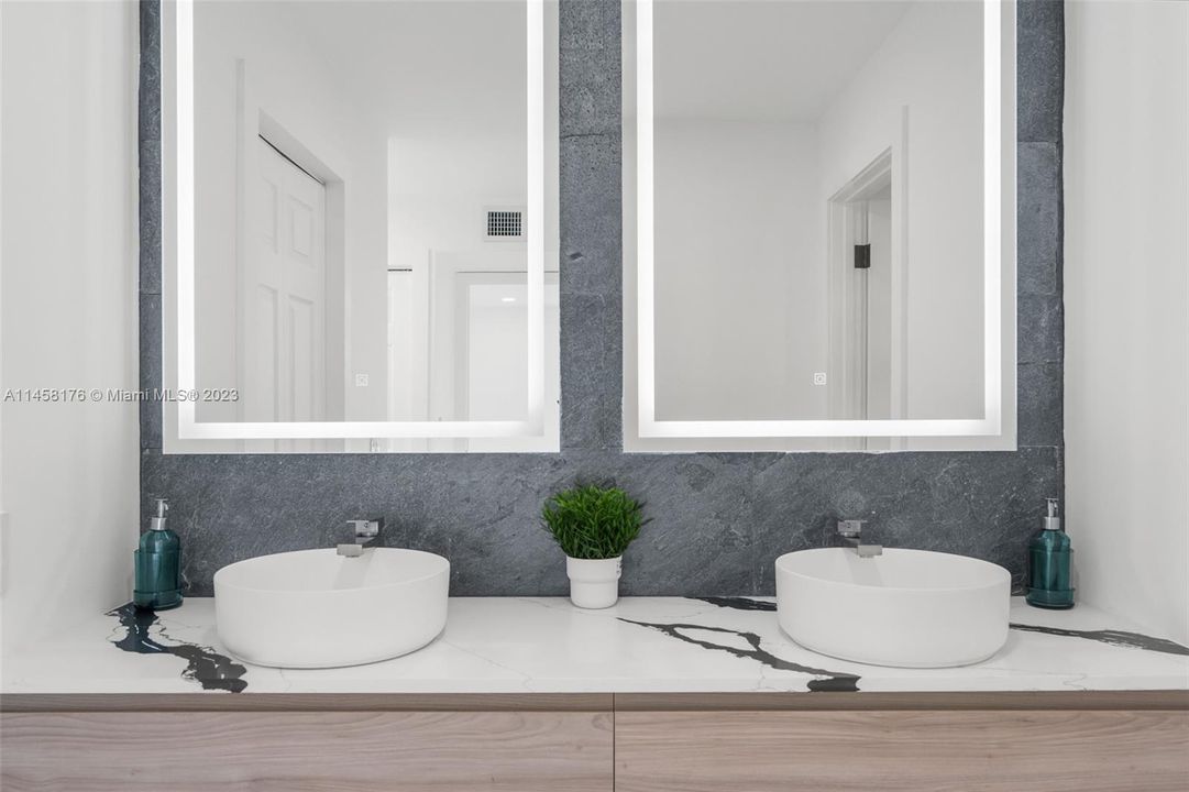 Недавно продано: $399,000 (2 спален, 2 ванн, 1216 Квадратных фут)