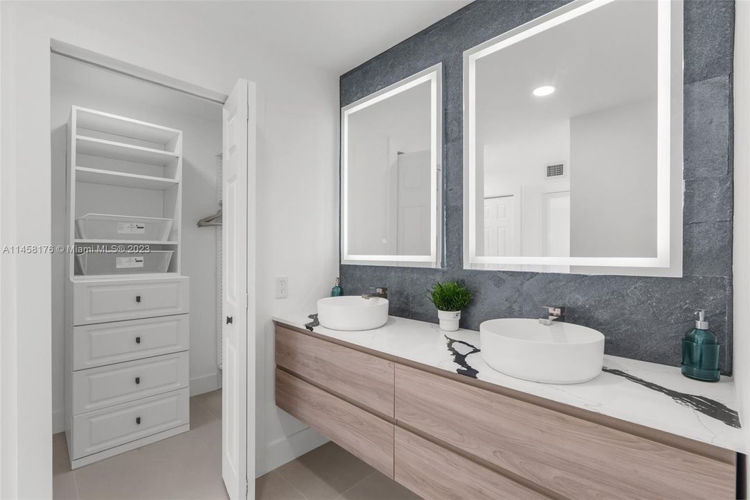 Недавно продано: $399,000 (2 спален, 2 ванн, 1216 Квадратных фут)