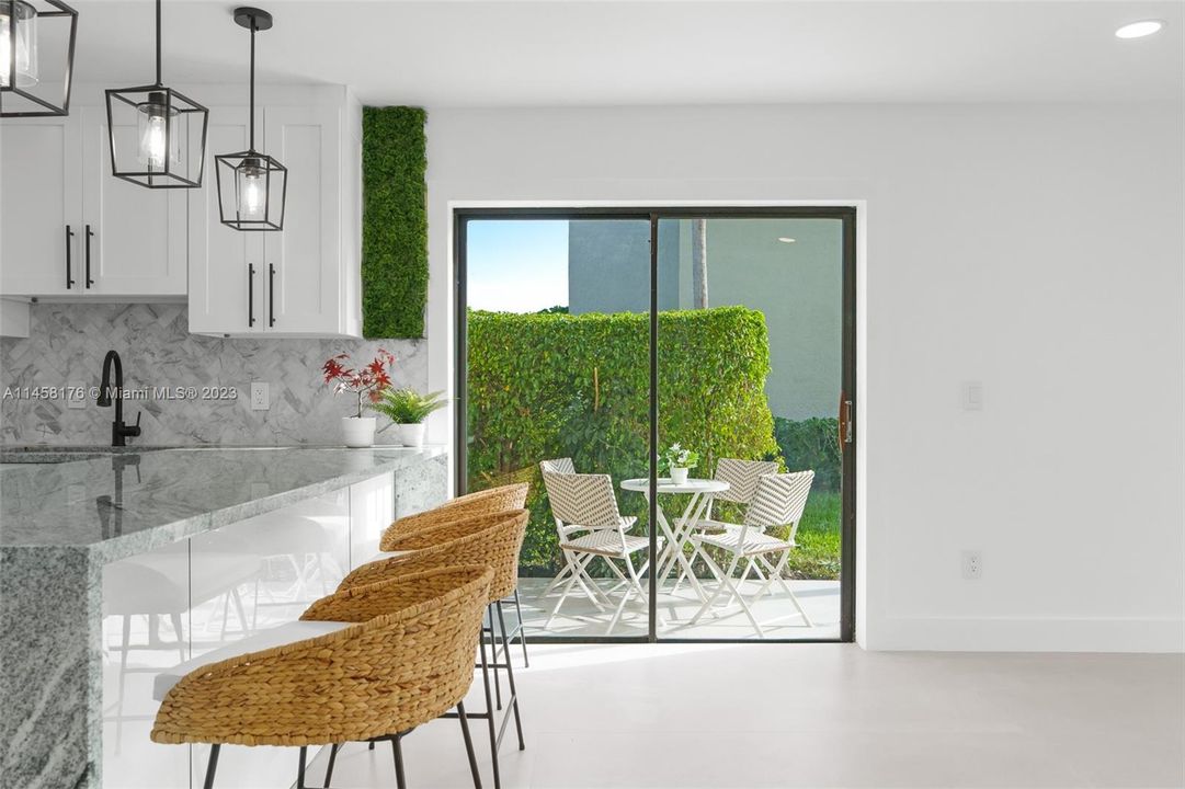 Недавно продано: $399,000 (2 спален, 2 ванн, 1216 Квадратных фут)