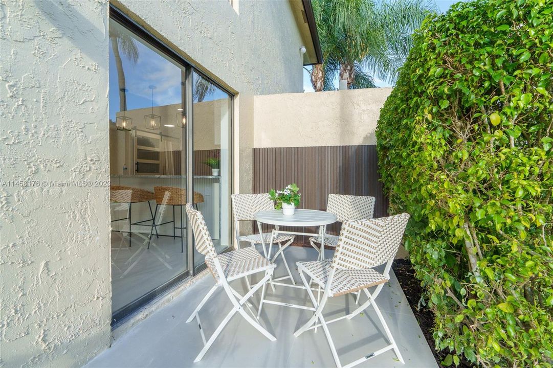 Недавно продано: $399,000 (2 спален, 2 ванн, 1216 Квадратных фут)