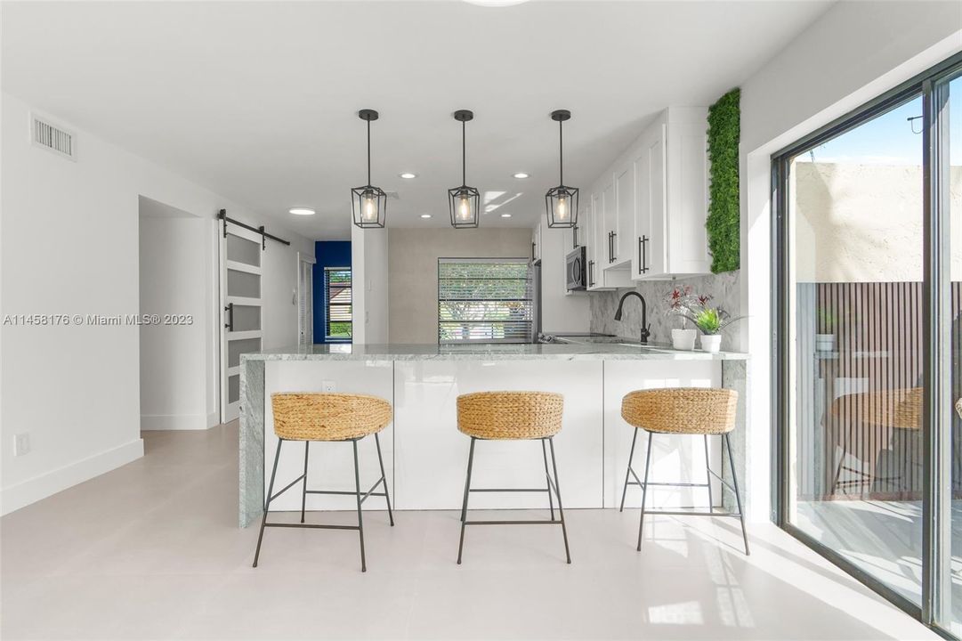 Недавно продано: $399,000 (2 спален, 2 ванн, 1216 Квадратных фут)