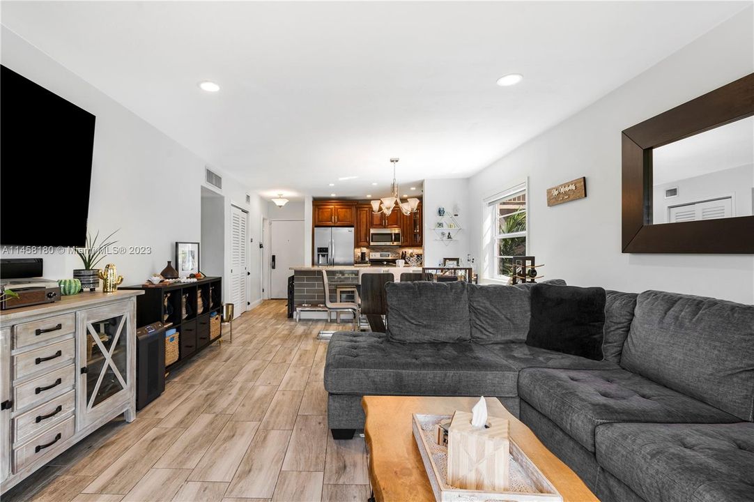 For Sale: $395,000 (1 beds, 1 baths, 872 Square Feet)