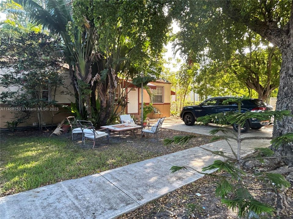 Recently Rented: $2,750 (3 beds, 1 baths, 857 Square Feet)