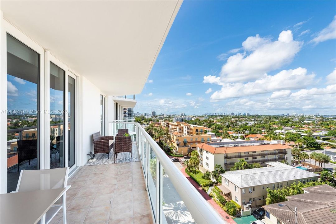 最近售出: $1,099,900 (3 贝兹, 2 浴室, 1690 平方英尺)