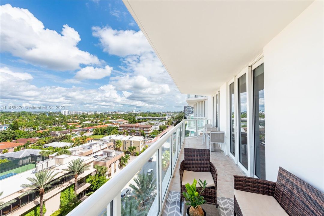 最近售出: $1,099,900 (3 贝兹, 2 浴室, 1690 平方英尺)