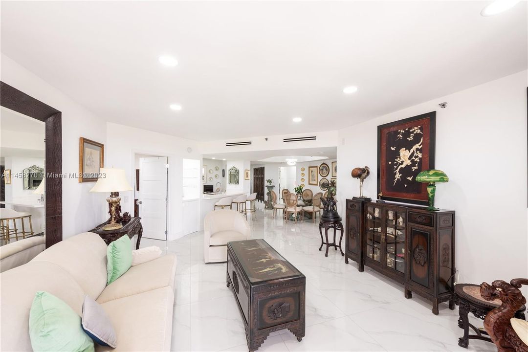 最近售出: $1,099,900 (3 贝兹, 2 浴室, 1690 平方英尺)