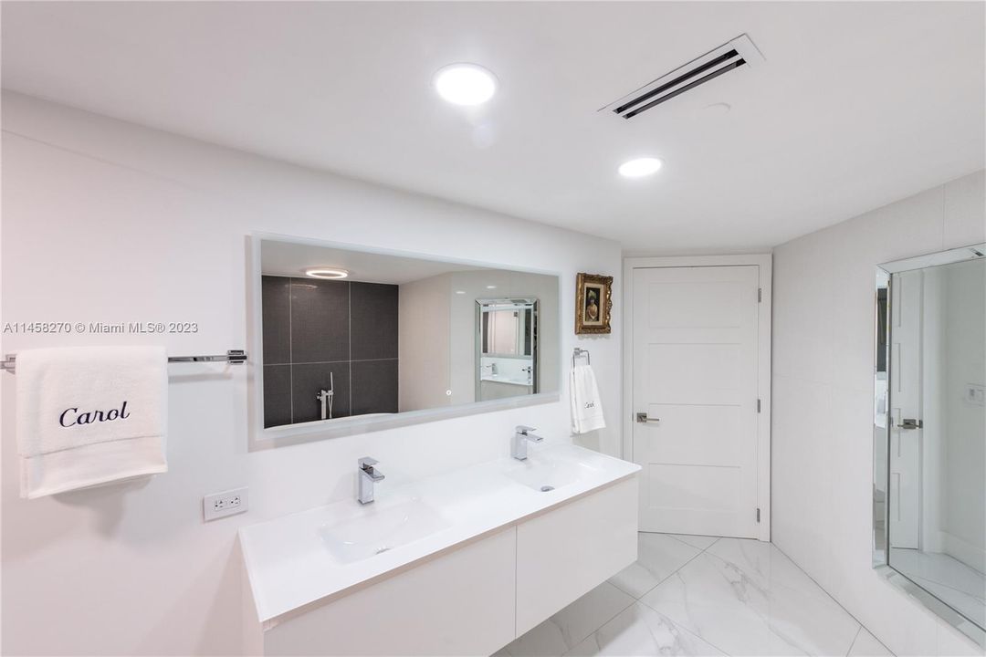 最近售出: $1,099,900 (3 贝兹, 2 浴室, 1690 平方英尺)