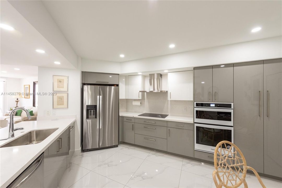 最近售出: $1,099,900 (3 贝兹, 2 浴室, 1690 平方英尺)