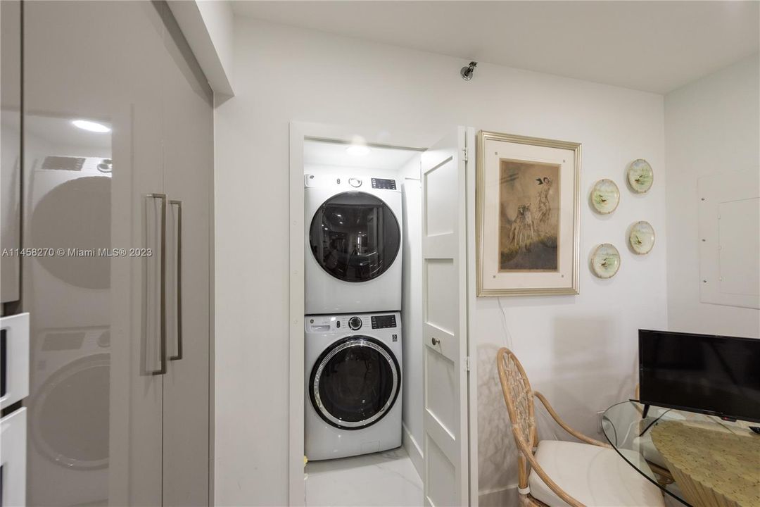 最近售出: $1,099,900 (3 贝兹, 2 浴室, 1690 平方英尺)