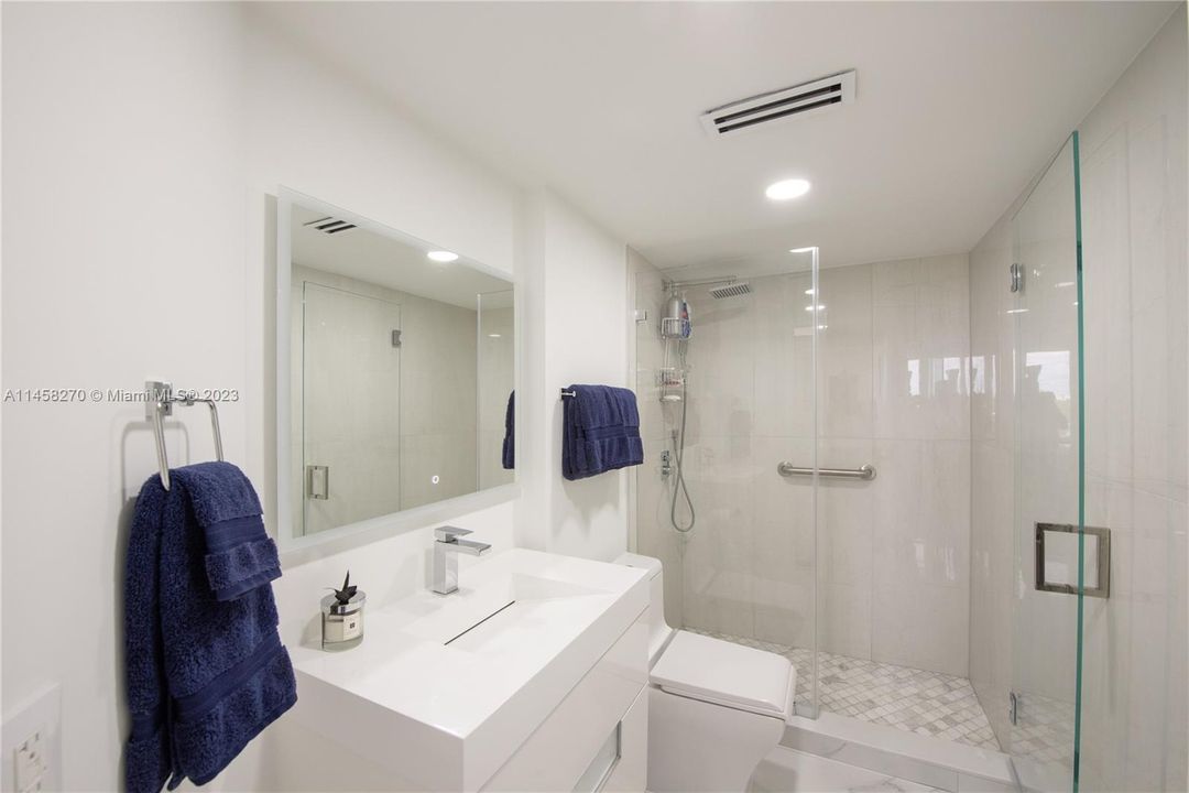 最近售出: $1,099,900 (3 贝兹, 2 浴室, 1690 平方英尺)