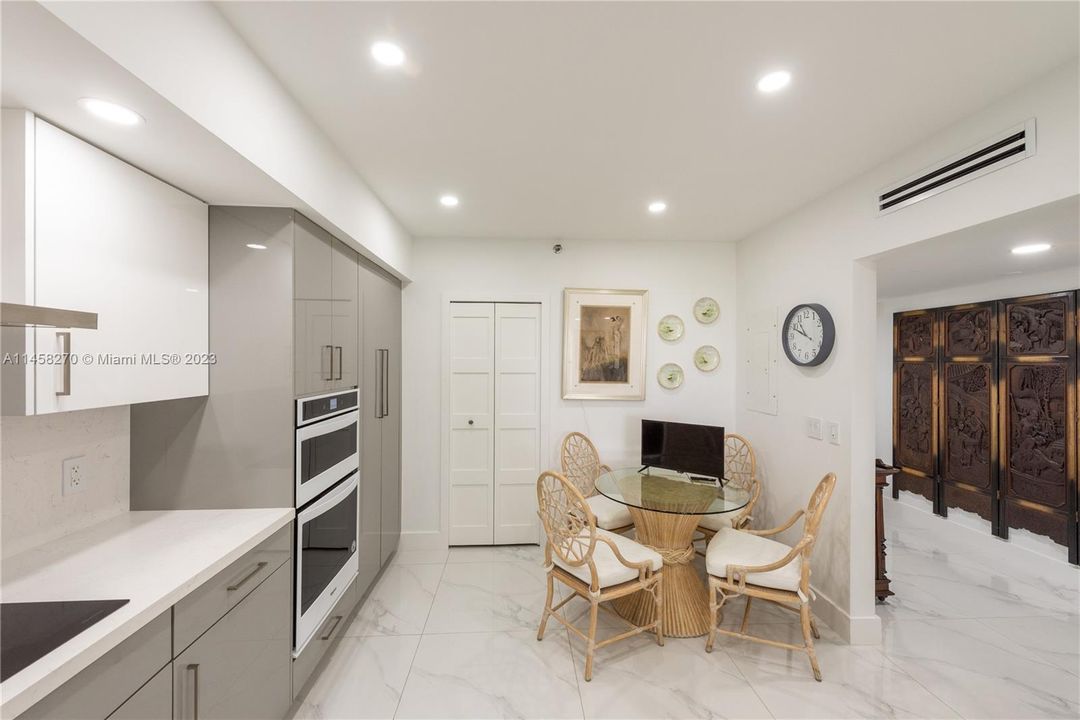 最近售出: $1,099,900 (3 贝兹, 2 浴室, 1690 平方英尺)