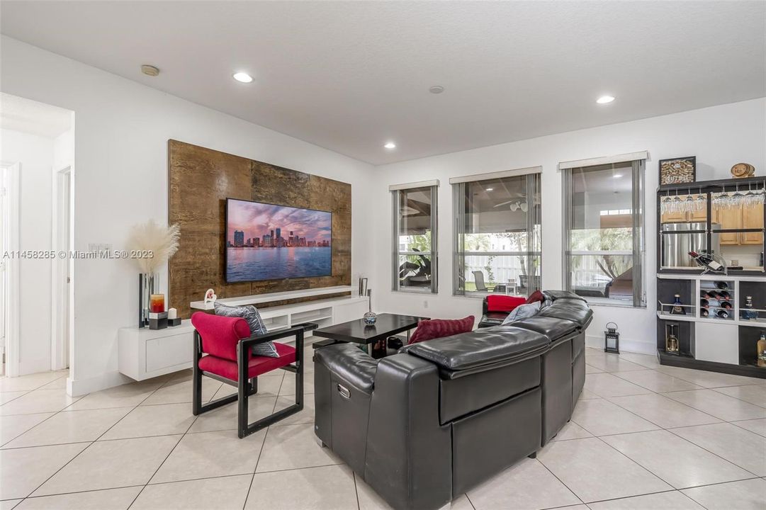 Recently Sold: $829,000 (4 beds, 3 baths, 2618 Square Feet)