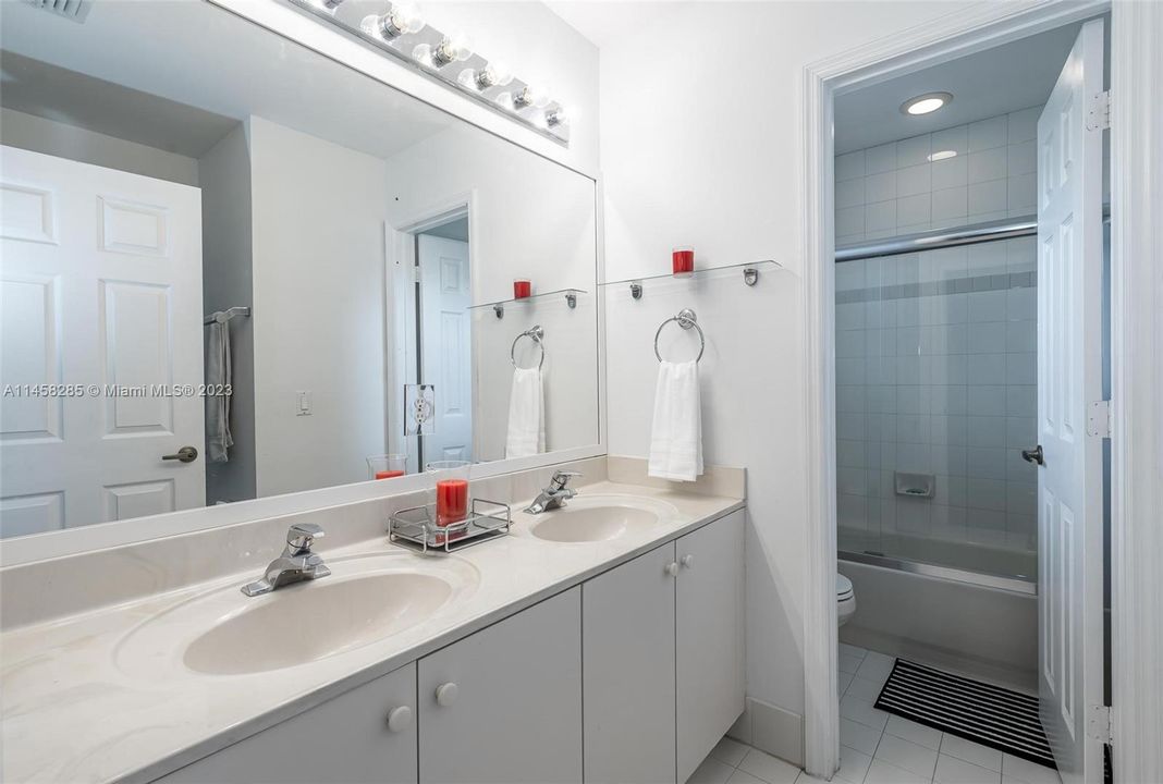 Recently Sold: $829,000 (4 beds, 3 baths, 2618 Square Feet)